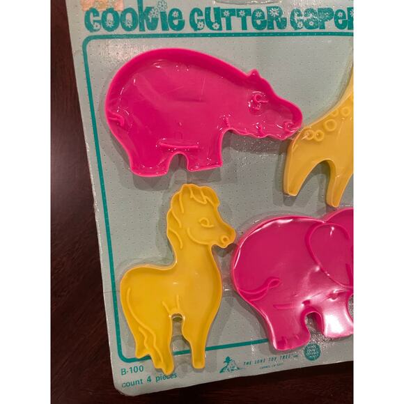 Set of 4 vintage “Cookie Cutter Capers" cookie cutters - Picture 5 of 5